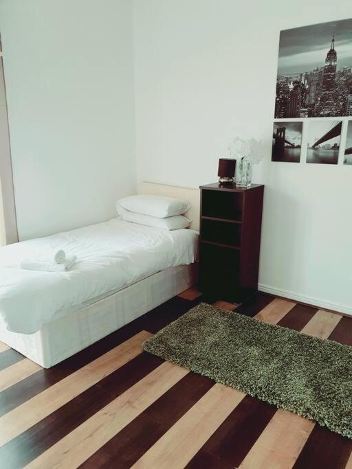 Spacious And Tastefully Decorated Town House In Lakeside West Thurrock Grays Villa Exteriör bild